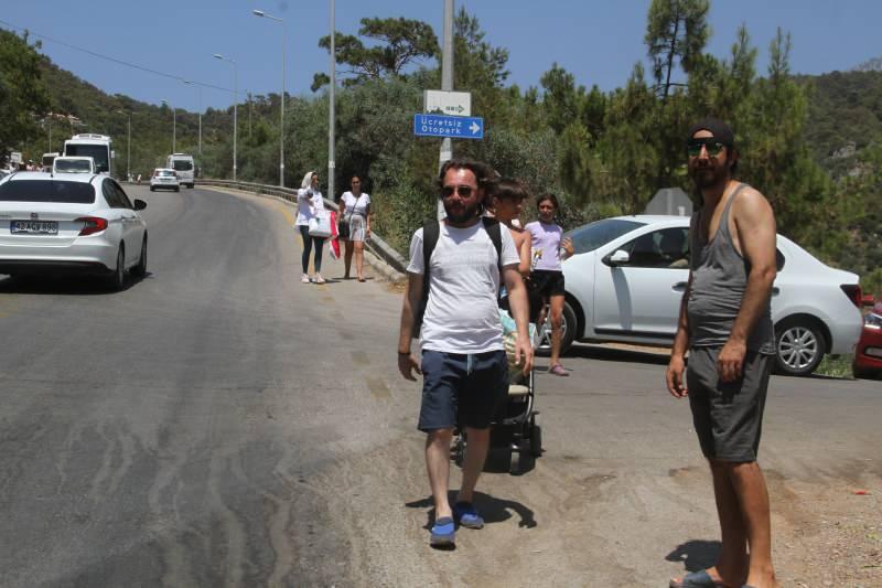 9TZhV_1626877055_9172 Trafiği gören tatilciler Ölüdeniz'e ulaşmak için kilometrelerce yürüdüler