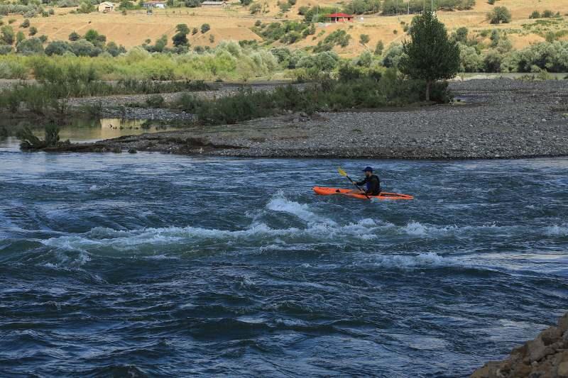 CgmXi_1626868564_6563 Bingöllü gençler kürek çekmeyi sevdi: Murat Nehri'nde kano keyfi