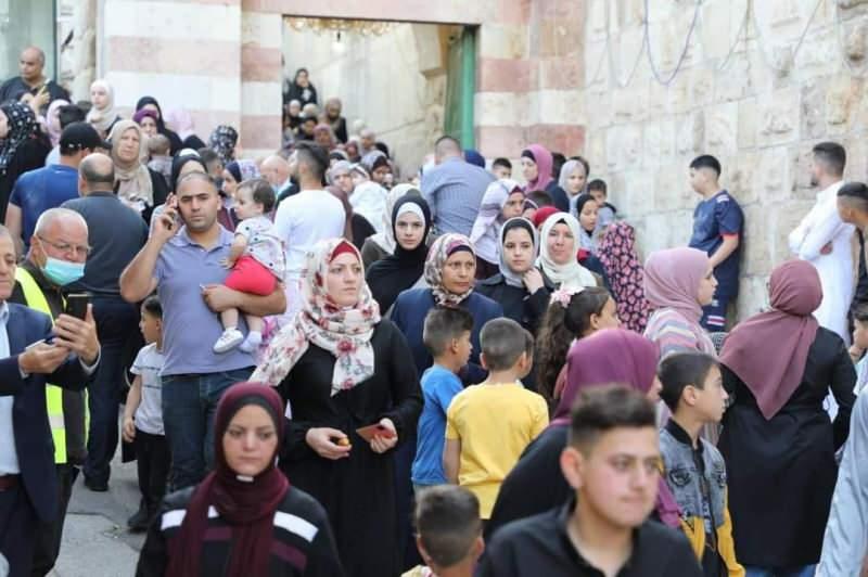 Binlerce Filistinli bayram namazını El Halil'deki Harem-i İbrahim Camisi'nde kıldı