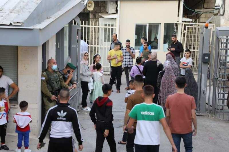 Binlerce Filistinli bayram namazını El Halil'deki Harem-i İbrahim Camisi'nde kıldı