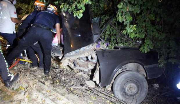 Ağaca çarpıp, ikiye katlanan otomobilde sıkışan sürücü ağır yaralandı