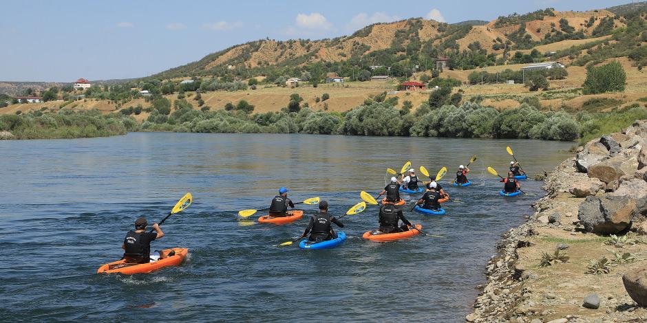 Bingöllü gençler kürek çekmeyi sevdi: Murat Nehri'nde kano keyfi