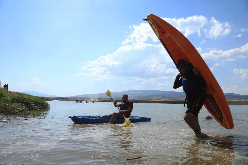 nZbkq_1626868594_3171 Bingöllü gençler kürek çekmeyi sevdi: Murat Nehri'nde kano keyfi