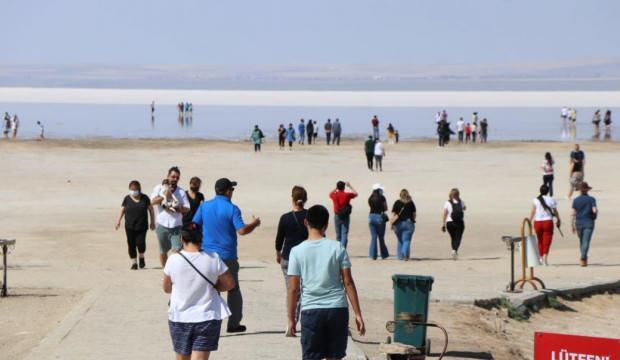 Tuz Gölü yerli ve yabancı turistlerin akınına uğradı