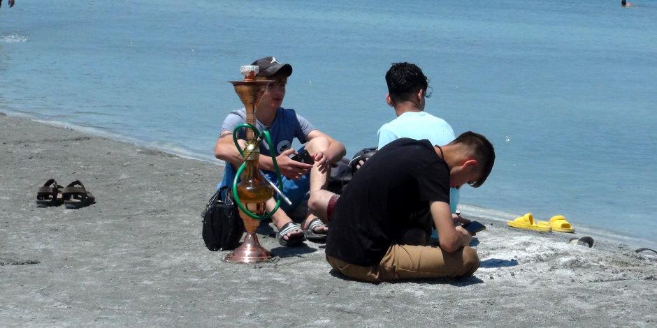 İstenmeyen görüntüler: Salda Gölü kıyısında nargile içtiler