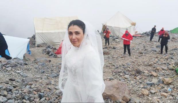 33 yaşındaki dağcı şiddete dikkat çekmek için Ağrı Dağı ile 'evlendi'!