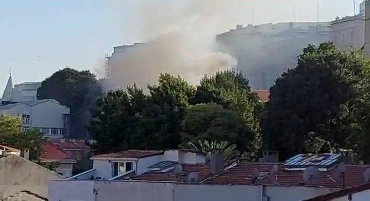 Rusya'nın İstanbul Başkonsolosluğu binasından dumanlar yükseliyor
