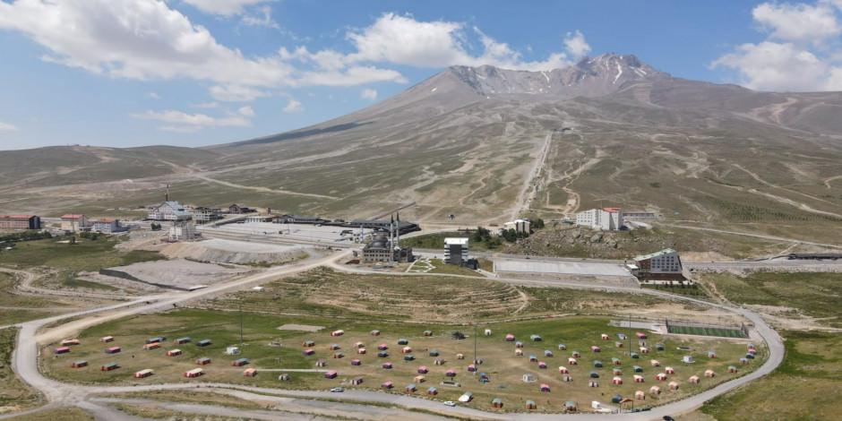  Erciyes'te 2 bin 200 rakımda kamp keyfi