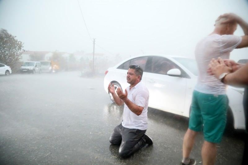 Yağmurun başlaması sonrası bazı vatandaşlar dua etti.
