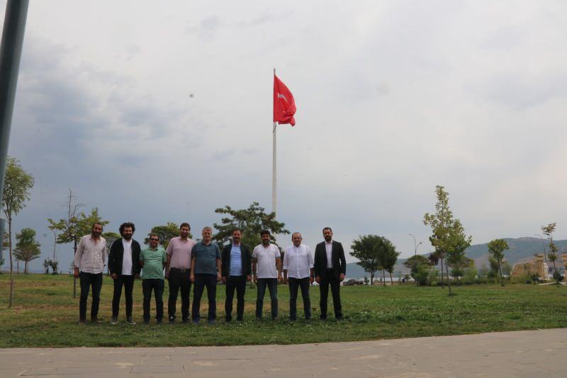Başkan Geylani şehir dışından gelen basın mensuplarına Tatvan'ı gezdirerek İlçe hakkında bilgiler verdi.