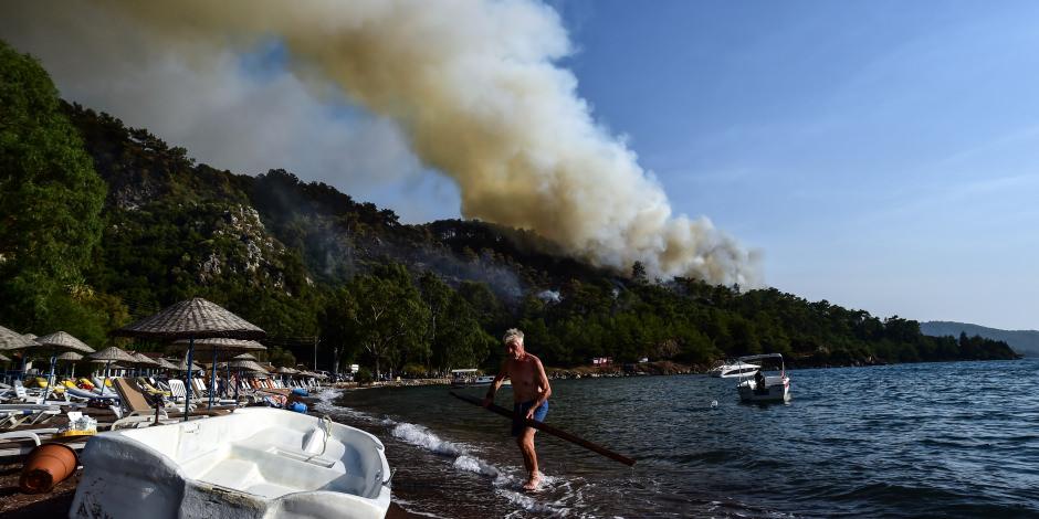 Marmaris'te ilginç manzara: Tatil ve yangın bir arada