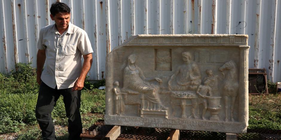 Parion'da bulunan mezar taşı 1900 yıllık tarihe ışık tutuyor