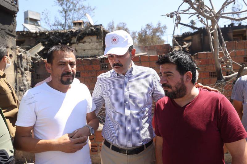 Çevre ve Şehircilik Bakanı Murat Kurum, Antalya’da yangın söndürme çalışmalarına katılan itfaiye ekipleri ve vatandaşlarla bir araya geldi. Kurum, yanan evlerin olduğu bölgede hasar tespit çalışmalarını yerinde inceledi.