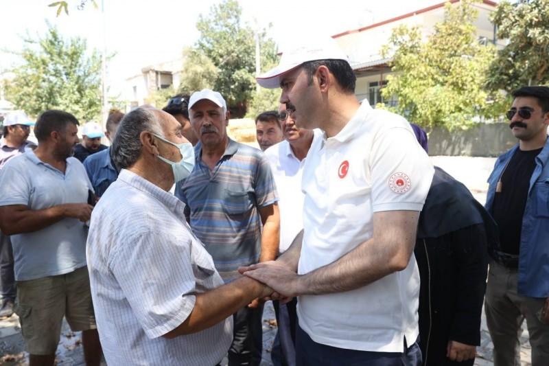 Çevre ve Şehircilik Bakanı Murat Kurum, Antalya’da yangın söndürme çalışmalarına katılan itfaiye ekipleri ve vatandaşlarla bir araya geldi. Kurum, yanan evlerin olduğu bölgede hasar tespit çalışmalarını yerinde inceledi.