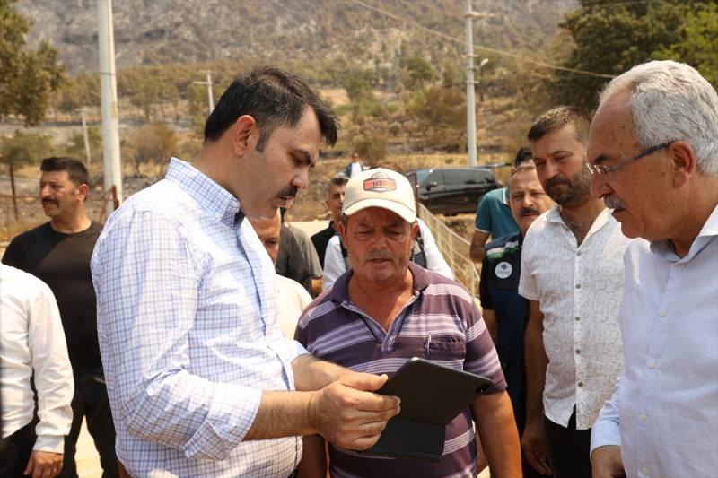 Çevre ve Şehircilik Bakanı Murat Kurum, Manavgat ilçesindeki orman yangını nedeniyle zarar gören Demirciler ve Güzelyalı mahallelerinde incelemelerde bulundu, vatandaşlara geçmiş olsun dileklerini iletti.