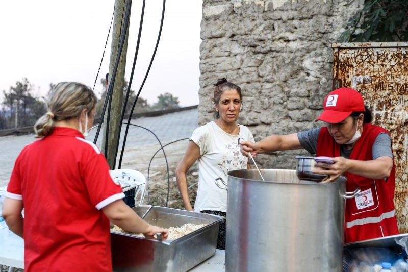 Türk Kızılay'ın yaklaşık 10 bin 500 gönüllüsü yangın mağdurlarına desteğin ön saflarında