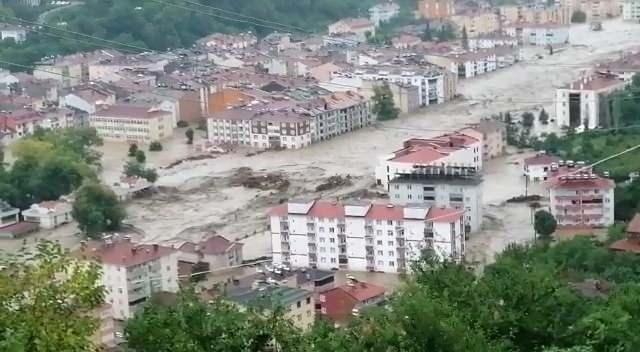 Kastamonu'nun Bozkurt ilçesinde sel nedeniyle ev ve iş yerlerini su bastı.