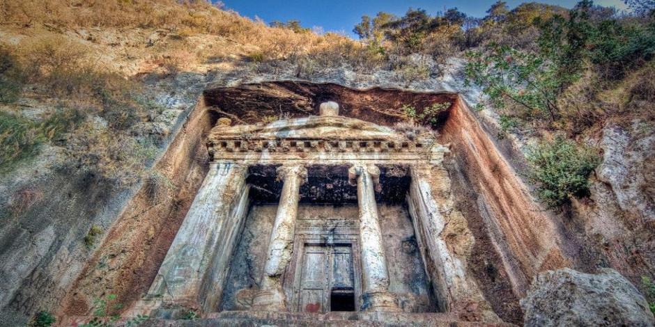 Binlerce yıllık tarih saklayan Amintas Kaya Mezarları