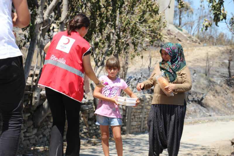 Türk Kızılay'ın yaklaşık 10 bin 500 gönüllüsü yangın mağdurlarına desteğin ön saflarında