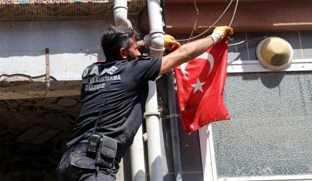 Kastamonu’da duygulandıran anlar, Türk bayrağını yıkayıp öperek yeniden astılar