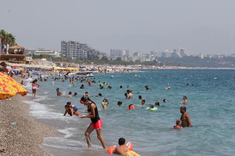 9VJdD_1629628919_6285 Turizm kenti Antalya’da sahiller tıklım tıklım doldu