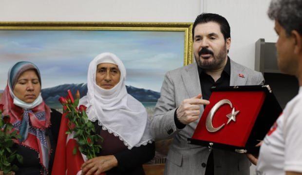 Savcı Sayan, evlat nöbetindeki annelerle buluştu