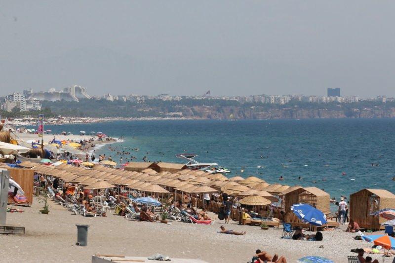 zFFHi_1629628902_9646 Turizm kenti Antalya’da sahiller tıklım tıklım doldu