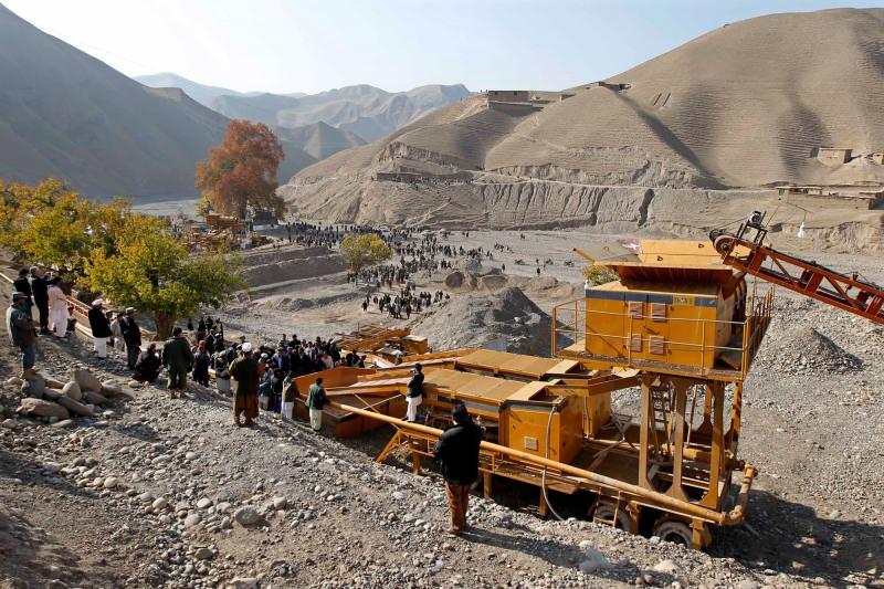 Afganistan Maden ve Petrol Bakanlığı tarafından yürütülen son araştırmada, ülkenin maden zenginliği 3 trilyon doları buluyor. - Afganistan'ın Takhar Eyaleti, Nor Aaba'da bir altın madeni. - Reuters