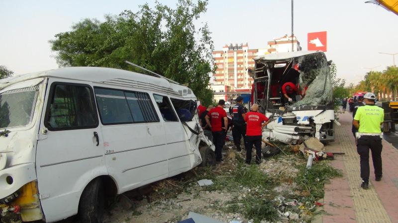 Mersin’de otobüs şarampole yuvarlandı: 33 yaralı
