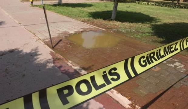 Adana'da parkta akılalmaz olay! 2 metrelik kanalizasyona düştü