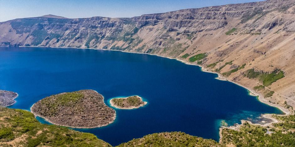 Dünyada ikinci! Nemrut Krater Gölü görenleri kendine hayran bırakıyor