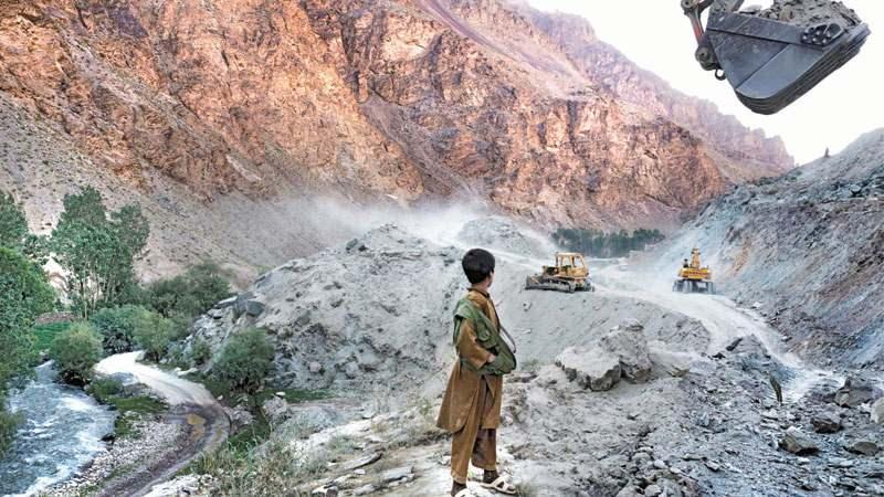ABD Enerji Enformasyon İdaresi (EIA) verilerine göre Afganistan’ın doğalgaz rezervi 5 trilyon metre küp civarında. Nükleer enerjide kullanılan uranyum madeni zengini Afganistan’da Bolivya’dan sonra ikinci büyük lityum rezervi yer alıyor.