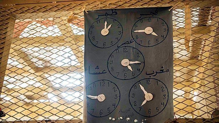 Mahkûmlar, zamanı takip edebilmek için kendi saatlerini yapmışlar...