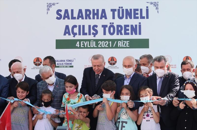 Salarha Tüneli Açılış Tüneli, Cumhurbaşkanı Recep Tayyip Erdoğan’ın katılımıyla gerçekleştirildi. Cumhurbaşkanı Erdoğan, açılış kurdelasını sahneye çağırdığı çocuklarla birlikte kesti.