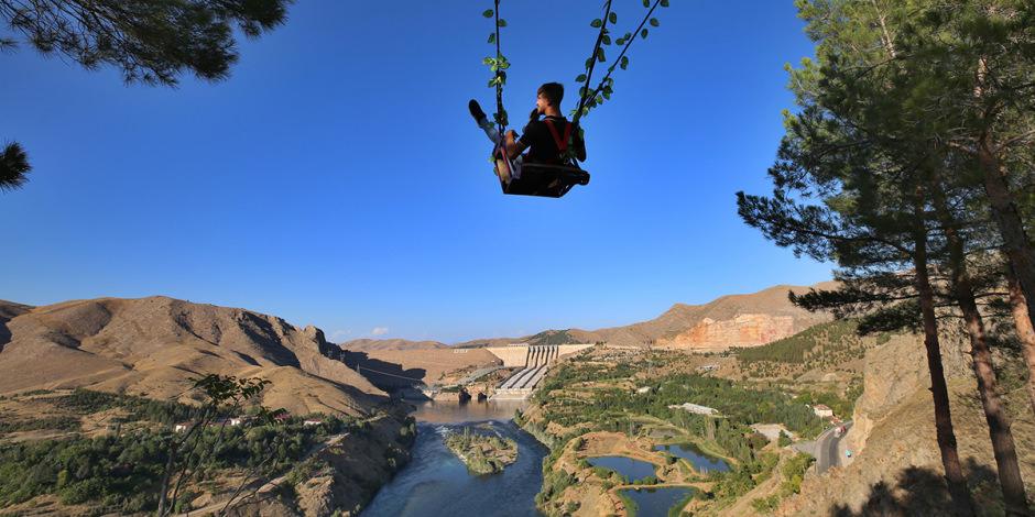 Elazığ'a Fırat Nehri ve Keban Barajı manzaralı salıncak
