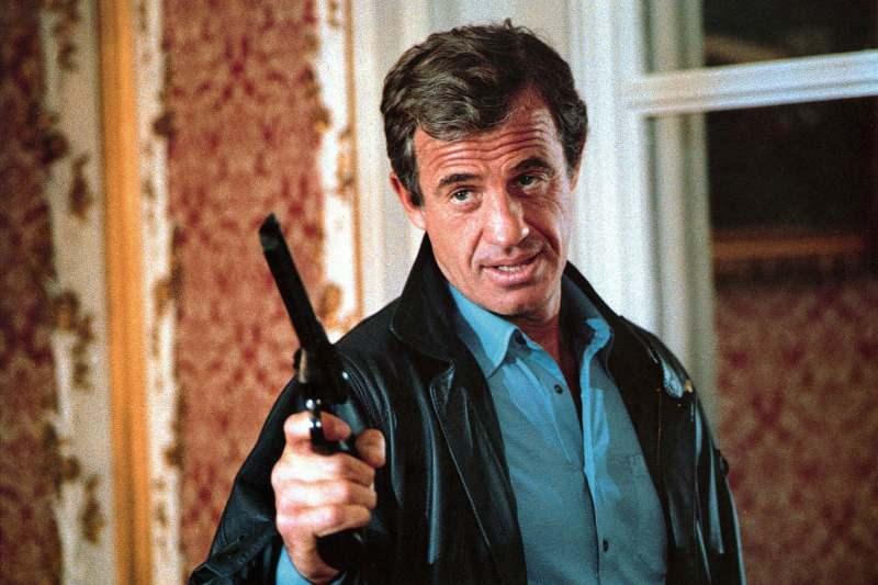 İtalyan asıllı Fransız aktör Jean-Paul Belmondo. Sanat filmleri ile başlayan kariyeri aksiyon komedi filmleri ile devam etti. 1980'lerden beri Fransa'nın en çok kazanan aktörleri arasındaydı.