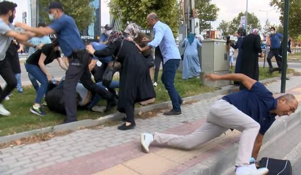 Kaza sonrası keşif sırasında kadın sürücüye saldırdılar, polis biber gazıyla müdahale etti
