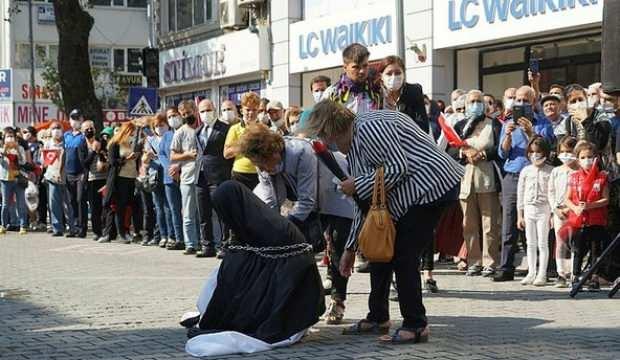 CHP'li Belediyeden skandal tören! Türk kadınını zincire vurdular