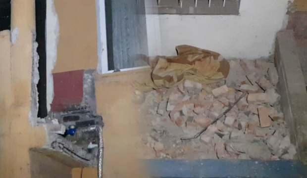Karab&uuml;k&rsquo;te balkon duvarı yıkıldı, 1&rsquo;i &ccedil;ocuk iki kişi yaralandı