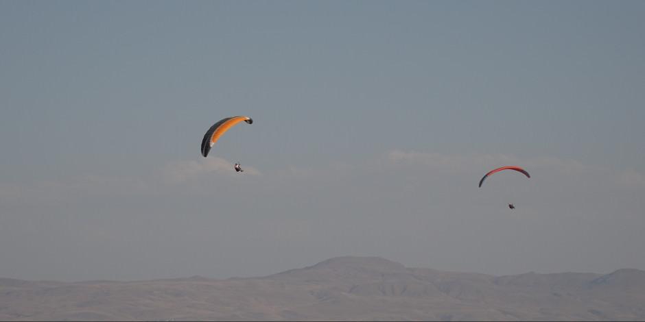 Süphan Dağı manzarasında yamaç paraşütü