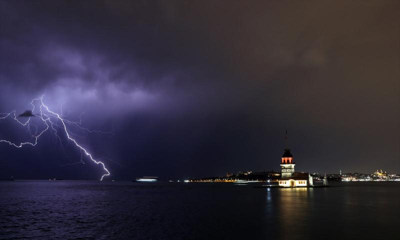 Gece saatlerinde İstanbul şimşekle aydınlandı.