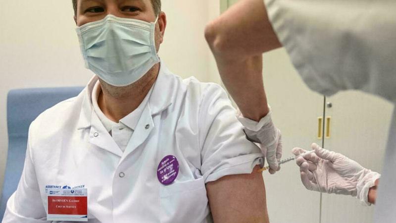 Fransa'da aşı depremi: Binlerce sağlık çalışanı açığa alındı