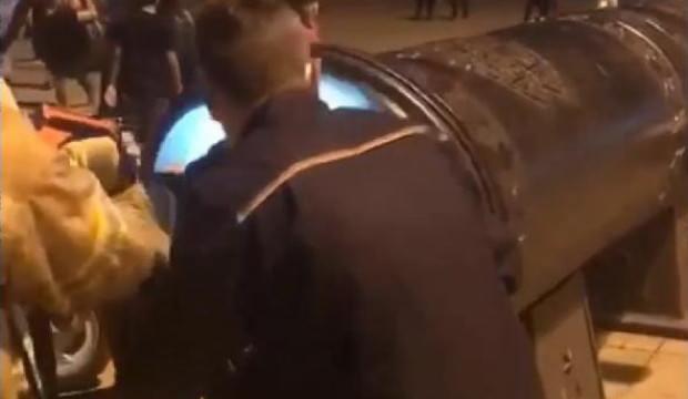 Görenler şaşkına döndü! Fotoğraf çektirmek için girdiği tarihi topun içinde mahsur kaldı