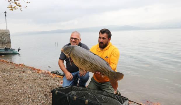 Sapanca Gölü’nde yakaladılar, sezonun rekoru kırıldı! Tam 23 kilo