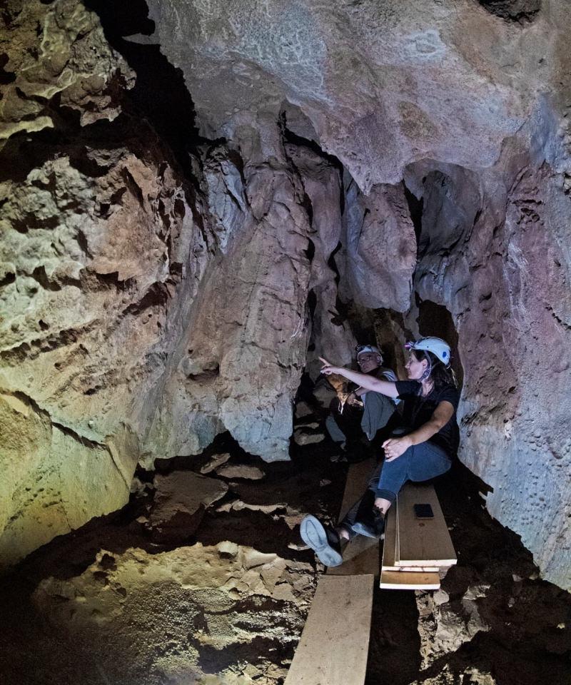 Uzman ekip mağarada incelemelerde bulunuyor