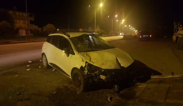 Terme'de otomobil durağa çarptı: 2 yaralı 