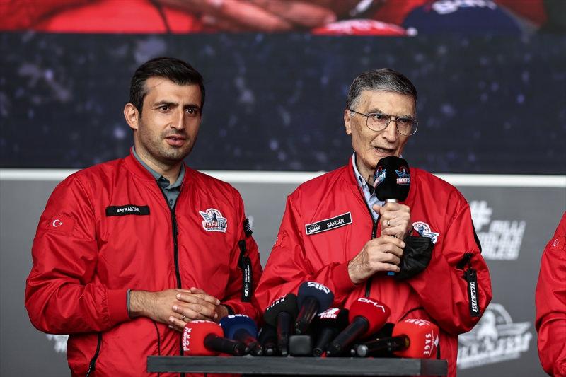 Nobel ödüllü Türk bilim insanı Aziz Sancar (sağda) ve T3 Vakfı Mütevelli Heyeti Başkanı ve TEKNOFEST Yönetim Kurulu Başkanı Selçuk Bayraktar (solda) festival alanında vatandaşlara seslendi.