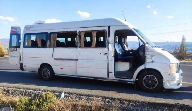 Nazilli’de yolcu minibüsü ve traktör çarpıştı: 4 yaralı