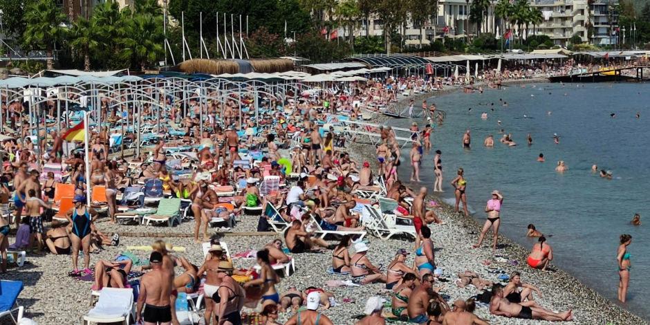 Ruslar tatile doymuyor! Kemer plajları ekimde de boş kalmadı