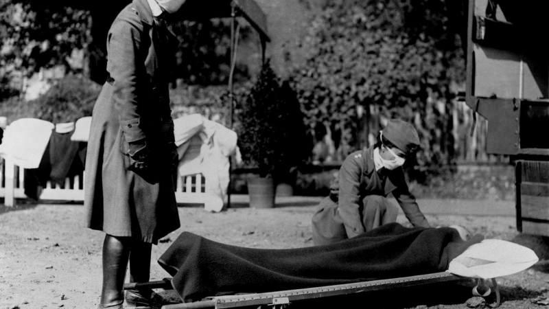 İspanyol gribinden ölen bir adamın cesedini taşıma sürecinin fotoğrafı
